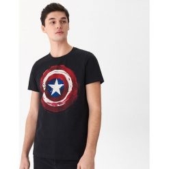 T-shirt Kapitan Ameryka - Czarny. Czarne t-shirty męskie House, s, bez wzorów, bez kołnierzyka. Za 59,99 zł.