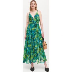 Wzorzysta sukienka maxi - Wielobarwny. Sukienki damskie Reserved, bez wzorów, bez kołnierzyka, bez rękawów, maxi. W wyprzedaży za 159,99 zł.