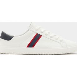 Płócienne tenisówki z paskiem. Białe buty sportowe męskie Pull&Bear, bez wzorów, sportowe, bez zapięcia. Za 59,90 zł.