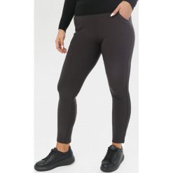 Ciemnoszare Spodnie Elinysh. Szare spodnie damskie Born2be, xl, bez wzorów, z tkaniny. Za 79,99 zł.