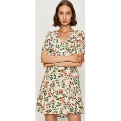 Tommy Jeans - Sukienka. Sukienki damskie Tommy Jeans, na co dzień, s, w kwiaty, z wiskozy, casualowe, bez kołnierzyka, z krótkim rękawem, krótkie, mini, rozkloszowane. Za 449,90 zł.