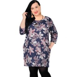 Fantazyjna granatowa tunika kwiaty wisior PLUS SIZE. Szare zawieszki damskie Moda Size Plus Iwanek, xxl, z aplikacjami, z poliesteru, klasyczne, z klasycznym kołnierzykiem, plus size, bez rękawów. Za 119,90 zł.