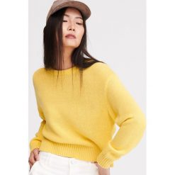 Sweter o luźnym splocie - Żółty. Żółte swetry damskie Reserved, s, bez wzorów, ze splotem, bez rękawów, bez kaptura. Za 79,99 zł.