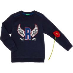 Bluza w kolorze granatowym. Niebieskie bluzy niemowlęce Benetton Kids, z nadrukiem, bez rękawów, bez kaptura. W wyprzedaży za 42,95 zł.