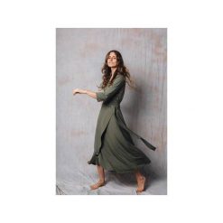 Oliwkowa Sukienka Freya. Zielone sukienki damskie Nalu bodywear, na randkę, m, bez wzorów, z wiskozy, bez kołnierzyka, bez rękawów, kopertowe. Za 449,00 zł.