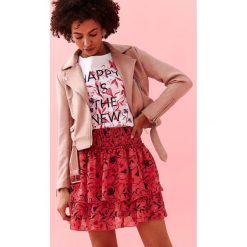 BAWEŁNIANY T-SHIRT W KWIATY. Białe t-shirty damskie marki Top Secret, z nadrukiem, z bawełny, bez kołnierzyka. Za 39,99 zł.
