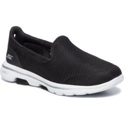 Półbuty SKECHERS - Go Walk 5 15901/BKW Black/White. Czarne półbuty damskie Skechers, na co dzień, bez wzorów, ze skóry ekologicznej, bez obcasa, na płaskiej podeszwie, bez zapięcia. W wyprzedaży za 189,00 zł.