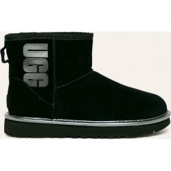 UGG - Botki W Classic Mini Ugg Rubber Logo. Czarne śniegowce damskie Ugg, z wełny, bez zapięcia. W wyprzedaży za 499,90 zł.