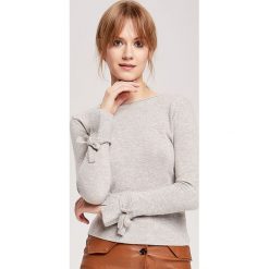 Kaszmirowy sweter w kolorze jasnoszarym. Szare swetry damskie ZOCHA, m, z kaszmiru. W wyprzedaży za 389,95 zł.