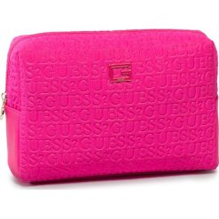 Kosmetyczka GUESS - Caris Accessories PWCARI P0215 FUC. Różowe kosmetyczki męskie Guess, z aplikacjami, z tkaniny. Za 189,00 zł.