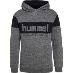 Hummel BILL Bluza z kapturem medium melange. Szare bluzy męskie z kapturem Hummel, z bawełny. W wyprzedaży za 167,20 zł.
