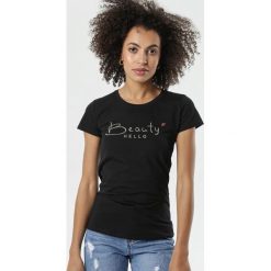 Czarny T-shirt Consolata. Czarne bluzki damskie Born2be, s, z napisami, klasyczne, z okrągłym kołnierzem. Za 39,99 zł.