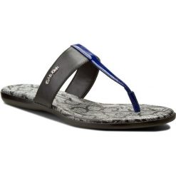 Japonki CALVIN KLEIN - Oracle N12021 Granite/Bl. Czarne klapki damskie Calvin Klein, bez wzorów, ze skóry ekologicznej, bez obcasa. W wyprzedaży za 309,00 zł.