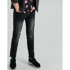 Jeansy Slim - Czarny. Czarne jeansy męskie Cropp, m, bez wzorów. W wyprzedaży za 89,99 zł.