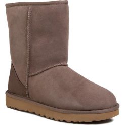 Buty UGG - W Classic Short II 1016223 Mle. Szare kozaki damskie Ugg, na zimę, ze skóry, bez obcasa, bez zapięcia. W wyprzedaży za 479,00 zł.