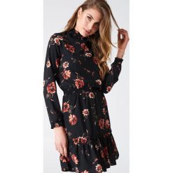 Sukienki hiszpanki: Qontrast X NA-KD Sukienka w kwiaty z marszczoną stójką – Black,Multicolor