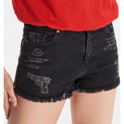 Jeansowe szorty z nadrukiem - Szary. Szare szorty damskie Cropp, z nadrukiem, z jeansu. Za 99,99 zł.