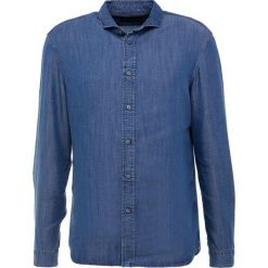 DRYKORN SOLO Koszula blue. Niebieskie koszule męskie na spinki DRYKORN, l, z bawełny. Za 439,00 zł.