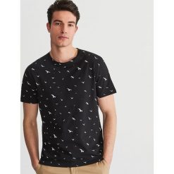 T-shirt z drobnym printem - Czarny. Czarne t-shirty męskie Reserved, s, bez wzorów, bez kołnierzyka. Za 39,99 zł.