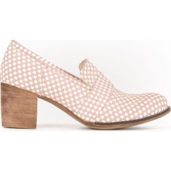 Półbuty na 6 cm słupku z motywem szachownicy - skóra naturalna - model 250 - kolor różowa szachownica. Różowe półbuty damskie Zapato, bez wzorów, ze skóry, bez obcasa, na słupku, bez zapięcia. Za 319,00 zł.