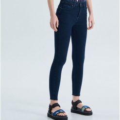 Jeansy Push up - Granatowy. Niebieskie jeansy damskie Cropp. W wyprzedaży za 69,99 zł.