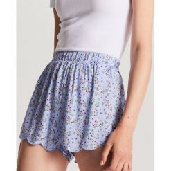 Szorty z wysokim stanem - Granatowy. Niebieskie szorty damskie Cropp, bez wzorów, z podwyższonym stanem. Za 39,99 zł.