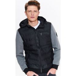 KURTKA MĘSKA W STYLU SPORTOWYM Z ŁĄCZONYCH MATERIAŁÓW. Czarne kurtki sportowe męskie marki Top Secret, na lato, xxl, z materiału. W wyprzedaży za 119,99 zł.