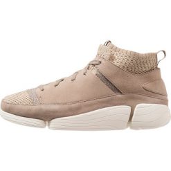 Clarks Originals TRIGENIC EVO Sneakersy wysokie sand. Szare sneakersy męskie marki Clarks Originals, bez wzorów, ze skóry, bez zapięcia. Za 759,00 zł.