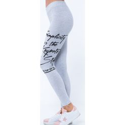 Jasnoszare Legginsy z czarnym napisem 3641. Czarne legginsy damskie marki Fasardi, xl, z napisami. Za 29,00 zł.