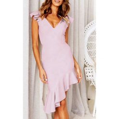 Sukienka DENMELA PINK. Różowe sukienki damskie IVET, na co dzień, bez wzorów, eleganckie, z asymetrycznym kołnierzem, bez rękawów, asymetryczne. W wyprzedaży za 139,00 zł.