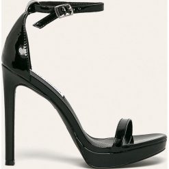 Steve Madden - Sandały Milano. Różowe sandały damskie Steve Madden, bez wzorów, ze skóry ekologicznej, z okrągłym noskiem, bez obcasa, na obcasie, na klamry. W wyprzedaży za 399,90 zł.