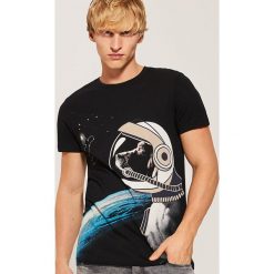 T-shirt z kosmicznym psem - Czarny. Czarne t-shirty męskie House, l. Za 49,99 zł.