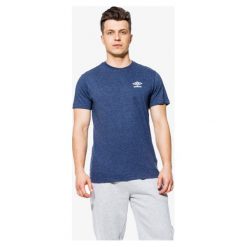 Umbro Koszulka Ss Date , granatowy, rozmiar XXL. Niebieskie koszulki męskie Umbro, xxl, z nadrukiem, z bawełny, klasyczne, z okrągłym kołnierzem, bez rękawów. W wyprzedaży za 31,99 zł.