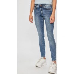 Wrangler - Jeansy. Niebieskie jeansy damskie Wrangler. W wyprzedaży za 259,90 zł.
