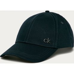 Calvin Klein - Czapka. Czarne czapki męskie Calvin Klein, bez wzorów, z bawełny. Za 159,90 zł.