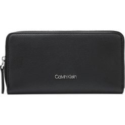 Calvin Klein Portfel Czarny. Czarne portfele damskie Calvin Klein, bez wzorów, z materiału. Za 324,95 zł.