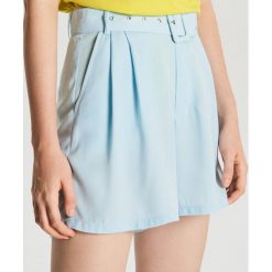 Szorty high waist z paskiem - Niebieski. Niebieskie szorty damskie Cropp, bez wzorów, z podwyższonym stanem. Za 69,99 zł.