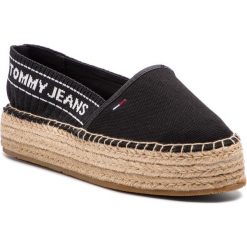 Espadryle TOMMY JEANS - Knit Tommy Jeans Espadrille EN0EN00572 Black 990. Czarne espadryle damskie Tommy Jeans, bez wzorów, z jeansu, bez obcasa, na płaskiej podeszwie. W wyprzedaży za 249,00 zł.