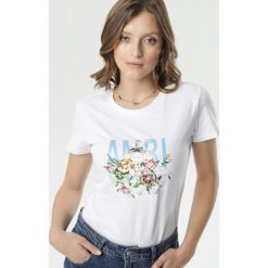 Biały T-shirt Caliroesis. Białe bluzki damskie Born2be, s, z nadrukiem, z okrągłym kołnierzem. Za 49,99 zł.