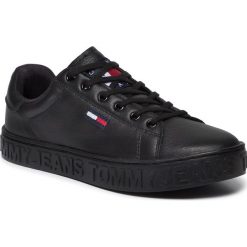 Sneakersy TOMMY JEANS - Cool Tommy Jeans Sneaker EN0EN00643 Black BDS. Czarne półbuty damskie Tommy Jeans, na co dzień, bez wzorów, z jeansu, bez obcasa, na płaskiej podeszwie, bez zapięcia. W wyprzedaży za 299,00 zł.