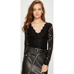 Guess Jeans - Bluzka Violeta. Czarne bluzki damskie marki Guess Jeans, s, z aplikacjami, z elastanu, casualowe, bez kołnierzyka, bez rękawów. W wyprzedaży za 319,90 zł.