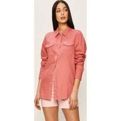 Wrangler - Koszula. Różowe bluzki damskie Wrangler, na co dzień, s, bez wzorów, z bawełny, klasyczne, z klasycznym kołnierzykiem, z długim rękawem. W wyprzedaży za 179,90 zł.