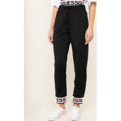 Spodnie dresowe Guess Nina W01B89 RJQ30. Czarne spodnie damskie Guess, s, z elastanu. W wyprzedaży za 309,00 zł.