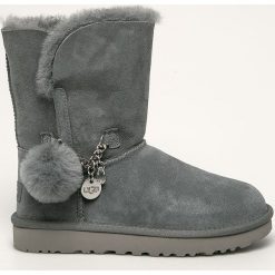 UGG - Śniegowce skórzane W Classic Short Charm. Szare śniegowce damskie Ugg, z wełny, bez zapięcia. Za 939,90 zł.