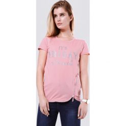 Różowy T-shirt Steer Clear Of. Różowe bluzki damskie Born2be, s, z nadrukiem, z dzianiny, z okrągłym kołnierzem, bez rękawów. Za 39,99 zł.
