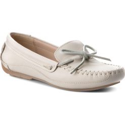 Mokasyny CLARKS - Natala Rio 261230594 White Leather. Białe mokasyny damskie Clarks, na co dzień, bez wzorów, ze skóry, bez obcasa, na płaskiej podeszwie, bez zapięcia. W wyprzedaży za 229,00 zł.