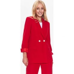 ELEGANCKI ŻAKIET W MODNYM KOLORZE, DWURZĘDOWY. Czerwone marynarki i żakiety damskie Top Secret, eleganckie. Za 119,99 zł.
