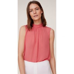 Mango - Bluzka Empire2. Czerwone bluzki damskie Mango, s, bez wzorów, z poliesteru, casualowe, z golfem, bez rękawów. W wyprzedaży za 79,90 zł.