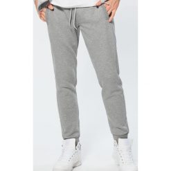Dzianinowe joggery - Jasny szary. Szare joggery męskie marki Cropp, s, z dzianiny. Za 69,99 zł.