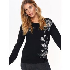 ELEGANCKI HAFTOWANY SWETER Z WEŁNĄ. Czarne swetry klasyczne damskie marki Top Secret, na zimę, z haftami, z wełny, eleganckie. W wyprzedaży za 59,99 zł.